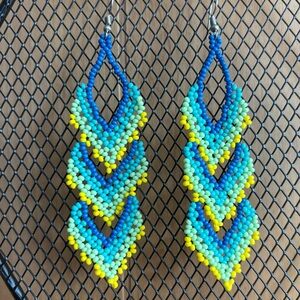 💕New Listing 💕 Colorful Chakira bead three-leaf earrings